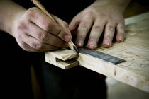 Mann arbeitet an Holz — Stockfoto