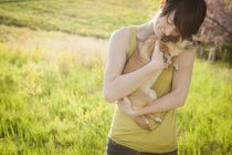 Женщина держит собаку — стоковое фото