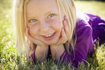 Chica joven acostada en la hierba - foto de stock