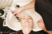 Жіночий клієнт має лікування волосся — стокове фото