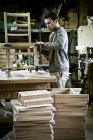 Man working in a furniture maker 's workshop — стоковое фото
