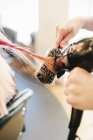 Friseur föhnt Haare — Stockfoto