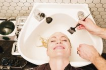 Женщина-клиент, проходящая лечение волос — стоковое фото
