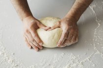 Bäcker formt Teig zu einer Kugel. — Stockfoto