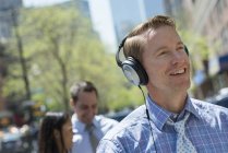 Man listening to music on headphones — Stock Photo