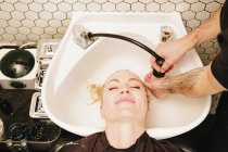 Cliente femminile a salone di capelli — Foto stock