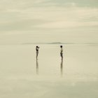 Couple sur les plaines salées de Bonneville inondées — Photo de stock