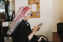 Женщина в салоне, проходящая лечение волос — стоковое фото