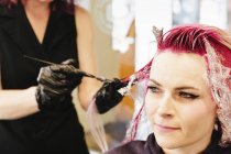 Mulher no salão de cabeleireiro — Fotografia de Stock