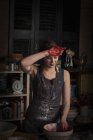 Frau bereitet Himbeermarmelade zu — Stockfoto