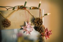 Decoraciones y luces navideñas - foto de stock