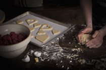 Donna cottura biscotti a forma di cuore — Foto stock