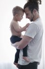 Homme tenant un petit enfant — Photo de stock