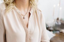 Frau trägt Halskette — Stockfoto