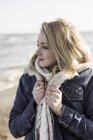 Girl on beach in winter time — Stock Photo