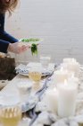 Жінка розміщує тарілку їжі на столі — стокове фото