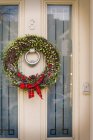 Ghirlanda di Natale sulla porta d'ingresso — Foto stock