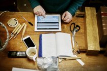 Person sitting at a workbench — Stock Photo