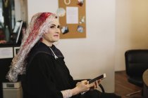 Жінка в салоні має лікування волосся — стокове фото