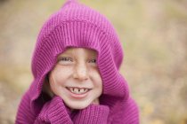 Девушка в пурпурном свитере в капюшоне — стоковое фото