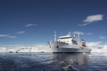 Antarctic cruise ship — Stock Photo
