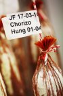 Saucisses chorizo suspendues à des crochets — Photo de stock