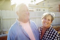 Seniorenpaar lächelt in die Kamera. — Stockfoto