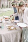 Жінки вибирають їжу з шведського столу . — стокове фото