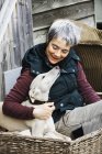 Жінка сидить поруч з собакою з грейхаунд — стокове фото