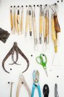 Planche à outils, avec brosses et outils à main — Photo de stock