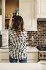 Frau steht in einer Küche. — Stockfoto