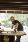 Людина працює на дерев'яному подвір'ї — стокове фото