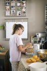 Mädchen bereitet Frühstück in einer Küche zu — Stockfoto