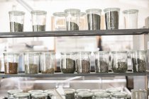 Сушеные продукты и приправы в стеклянных банках — стоковое фото