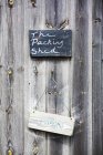 Sinal em uma porta de madeira — Fotografia de Stock