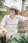 Donna che lavora in un giardino — Foto stock