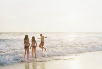Crianças brincando na praia arenosa — Fotografia de Stock