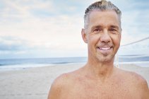 Uomo maturo in piedi su una spiaggia — Foto stock