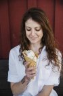 Mujer comiendo helado. - foto de stock