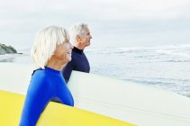 Seniorenpaar trägt Neoprenanzug — Stockfoto
