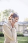 Mujer hablando en su teléfono móvil. - foto de stock