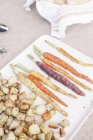 Пластина на грилі моркви та картоплі — стокове фото