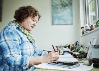 Жінка художник малює на папері — стокове фото