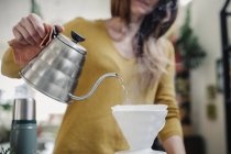 Женщина наливает кофе — стоковое фото