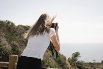 Девушка-подросток фотографирует — стоковое фото