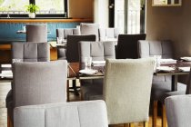 Vista de mesas y sillas tapizadas grises - foto de stock