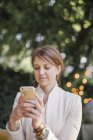 Woman using her mobile phone. — Stock Photo
