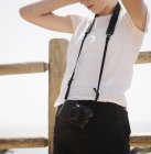 Menina adolescente com câmera em volta do pescoço — Fotografia de Stock