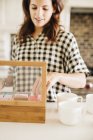 Femme faisant une tasse de thé . — Photo de stock