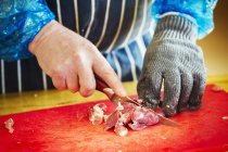 Carnicero cortando carne - foto de stock